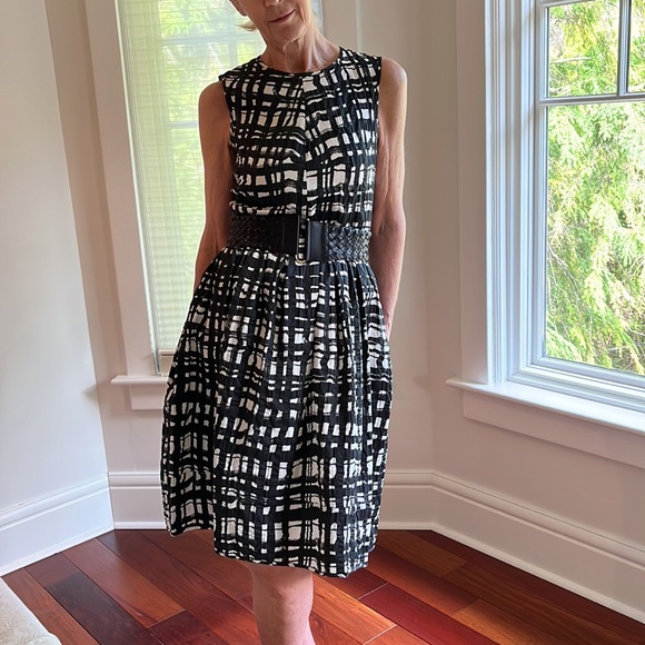 S Max Mara.Black & white knee length dress. Simple elegant design. Side pockets - Picture 7 of 8